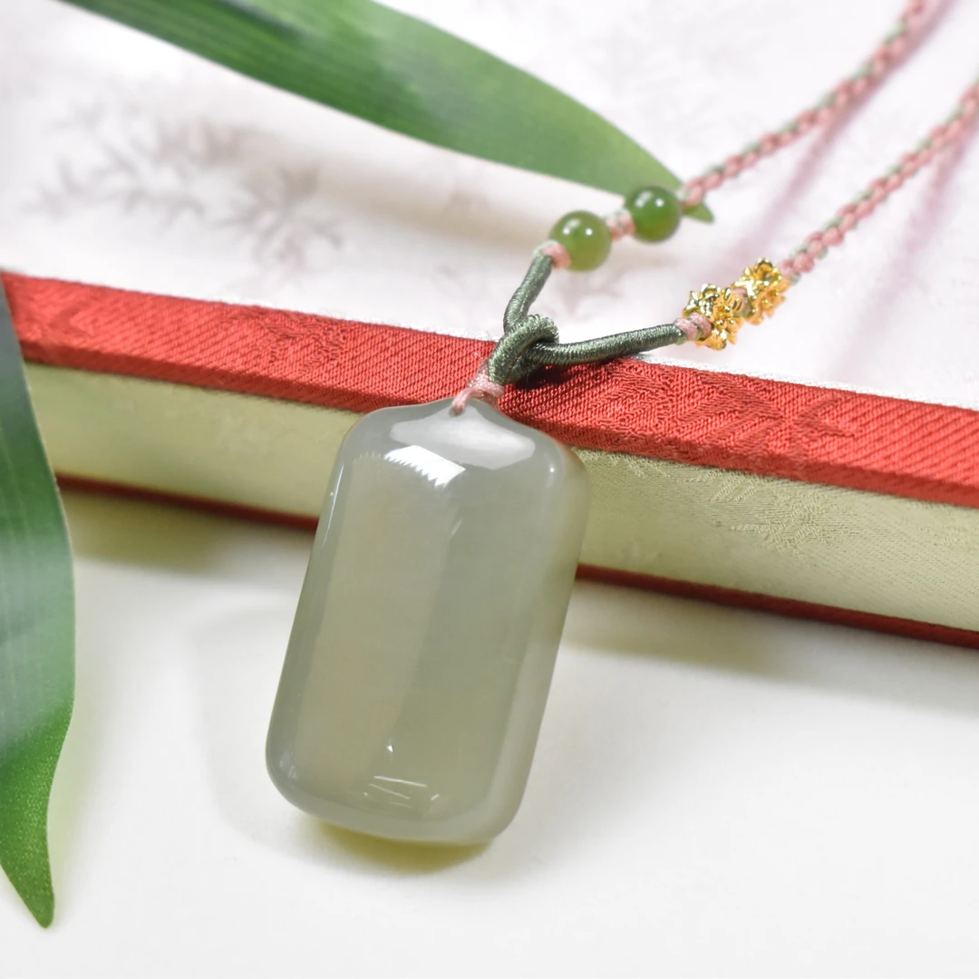 【睿泽鉴宝】和田玉湖水绿无事牌吊坠（多样性发一）36*21*11 JAN0009