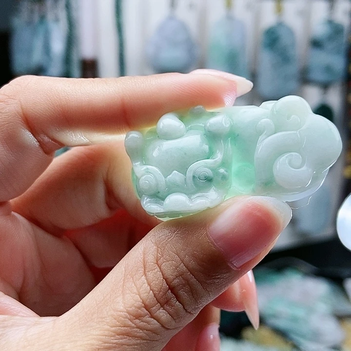 颈饰足铂镶嵌翡翠翡翠