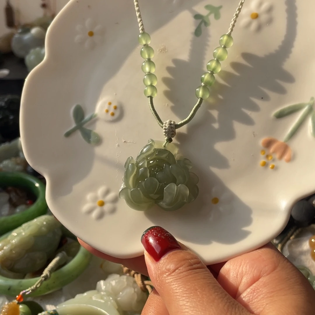 和田玉未镶嵌颈饰湖水绿花花