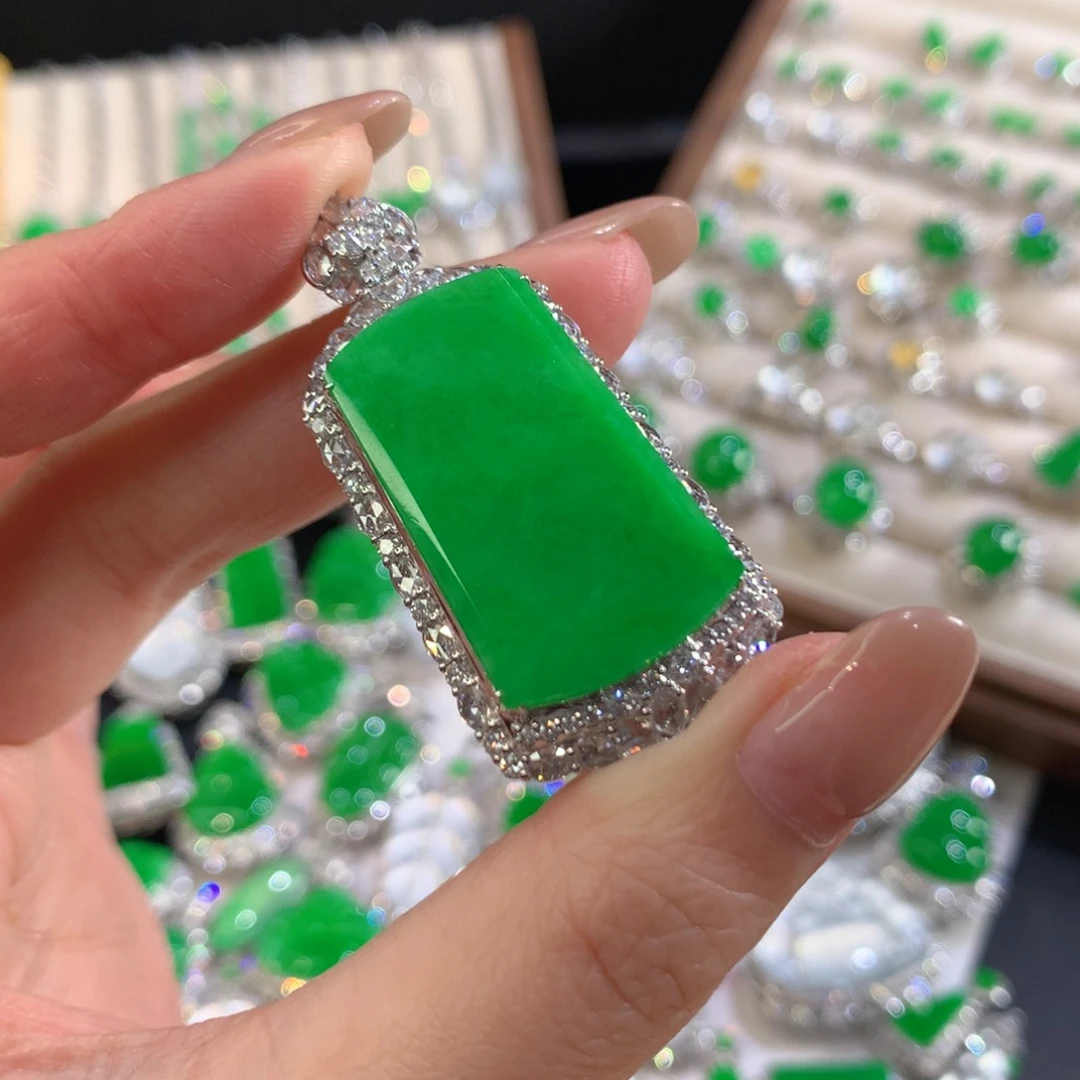 翡翠18K金镶嵌颈饰无事柱