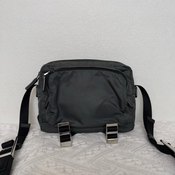 99新 Prada/普拉达 4347/男士时尚休闲尼龙相机包