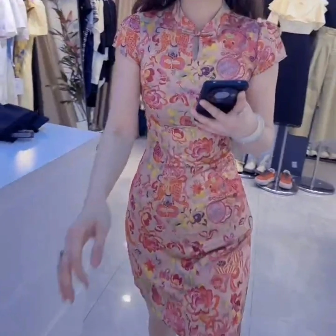 新款简约时尚百搭碎花裙子纽扣女装精品