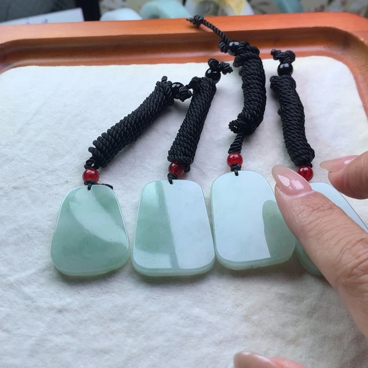 翡翠手镯未镶嵌无事牌