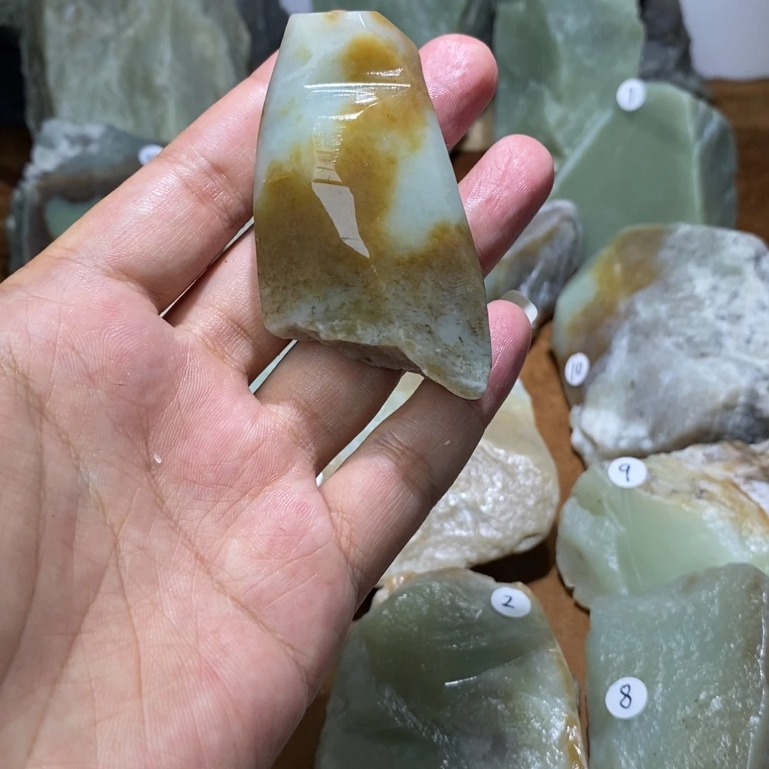 和田玉未镶嵌珠宝半成品纵****里