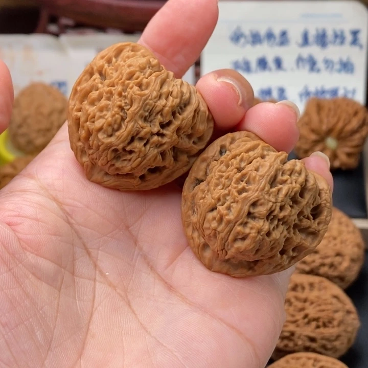 文玩核桃吊坠卡***哈三角矮桩36尺0844
