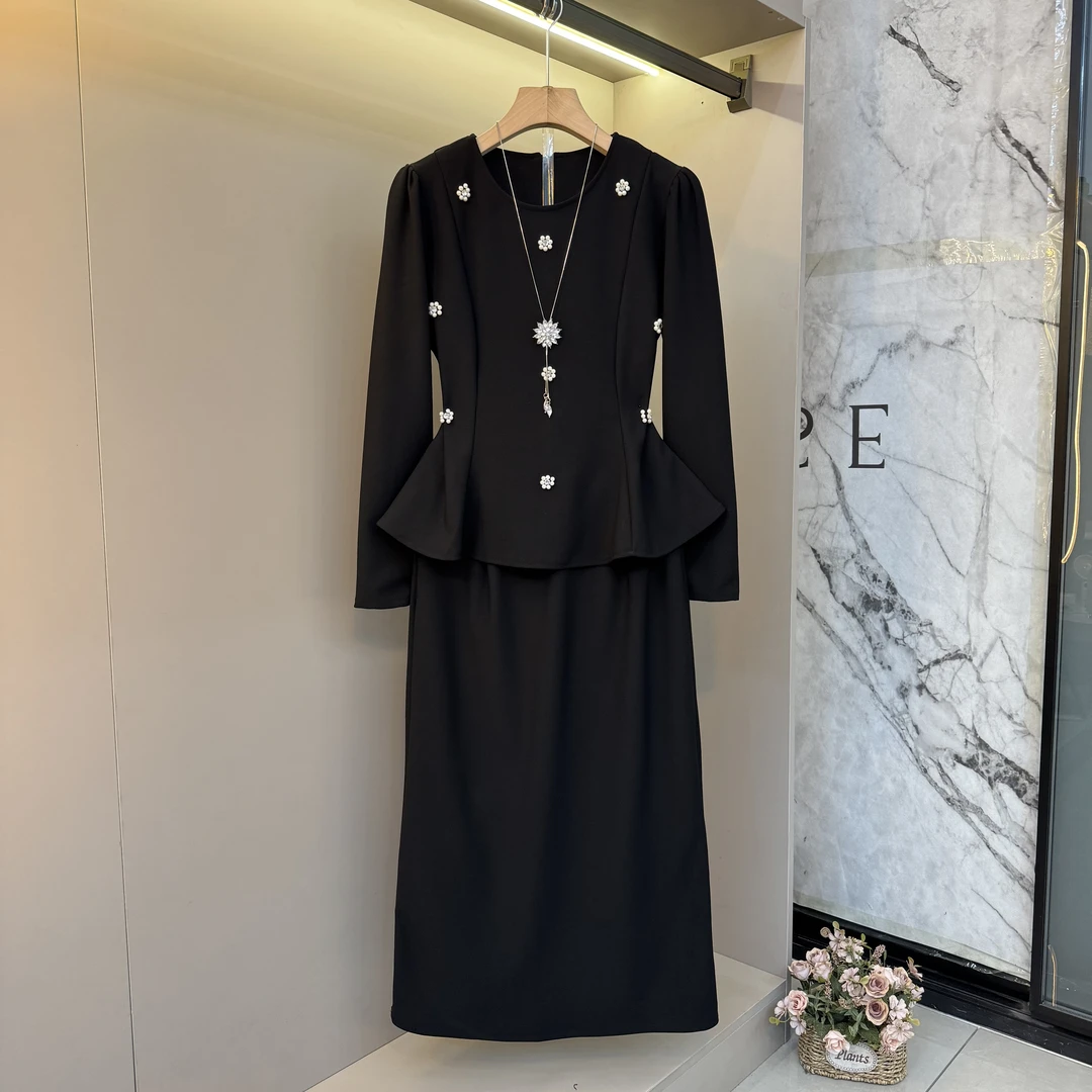 2025秋季新款显瘦高级钉珠轻奢收腰宽松时尚上衣+半裙两件套6802