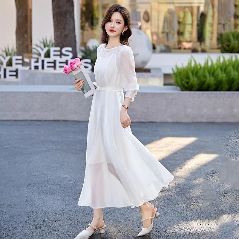 白色连衣裙女夏今年新款女超仙飘逸时尚气质中袖修身显瘦沙滩裙子