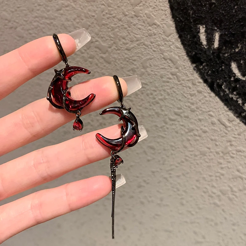 SHOWDIGU 铜合金亚克力耳饰 暗黑风月牙流苏耳环甜酷不对称耳钉女