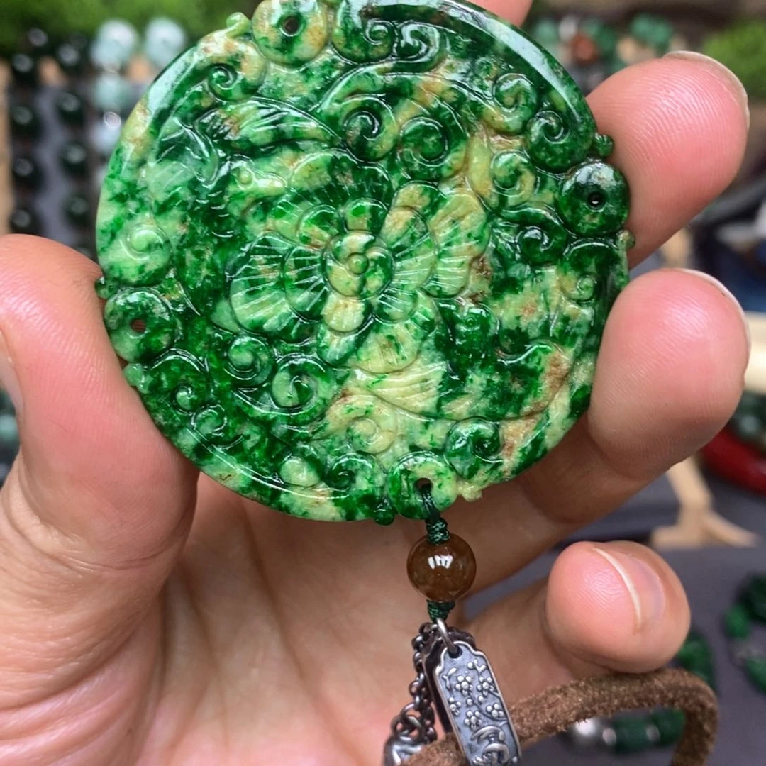 翡翠颈饰未镶嵌漂亮美眉