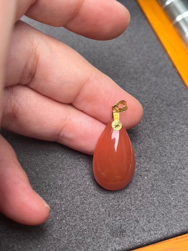 18k金镶嵌精美南红水滴锁骨吊坠