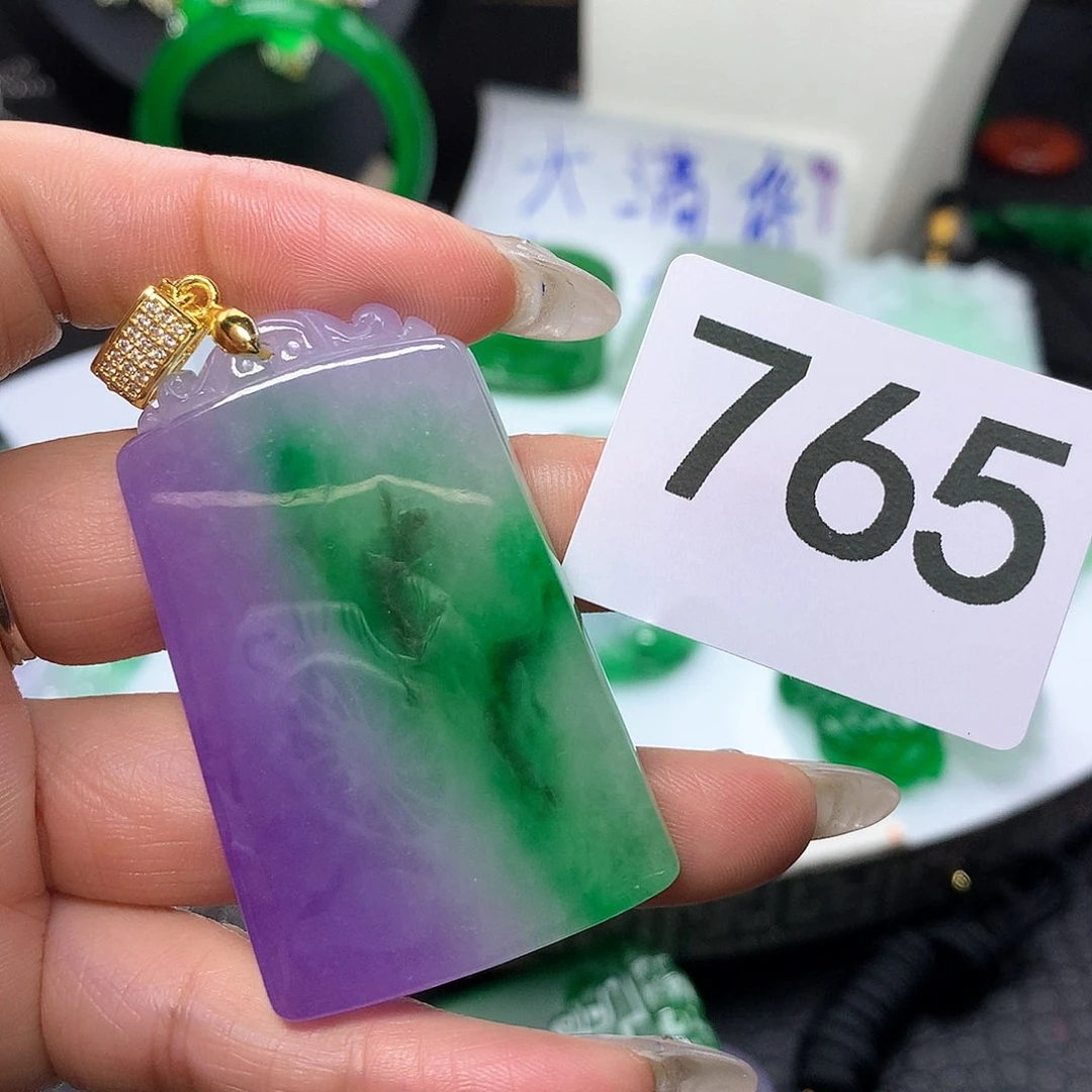 翡翠吊坠(赠链)未镶嵌