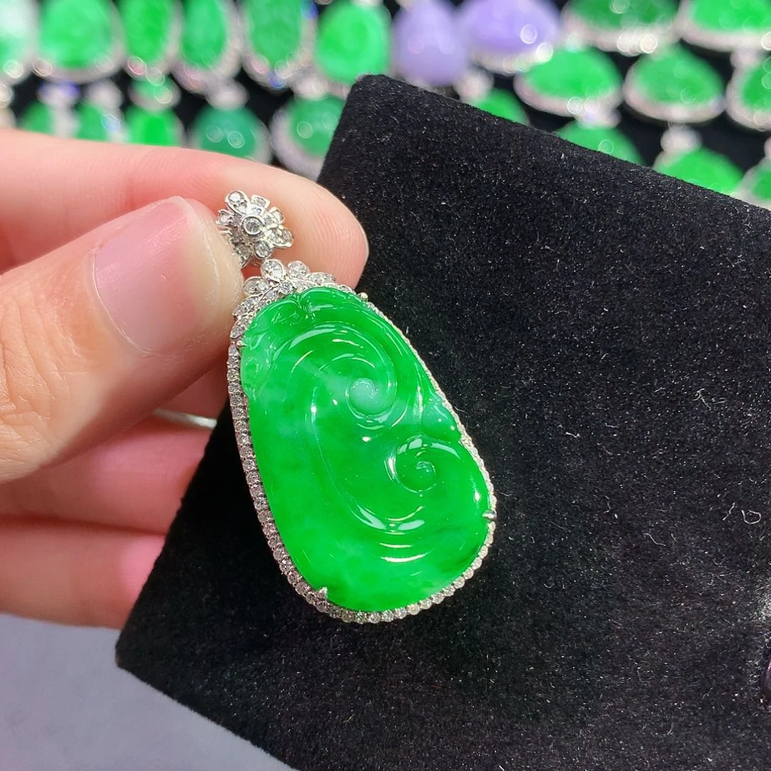 翡翠18K金镶嵌颈饰