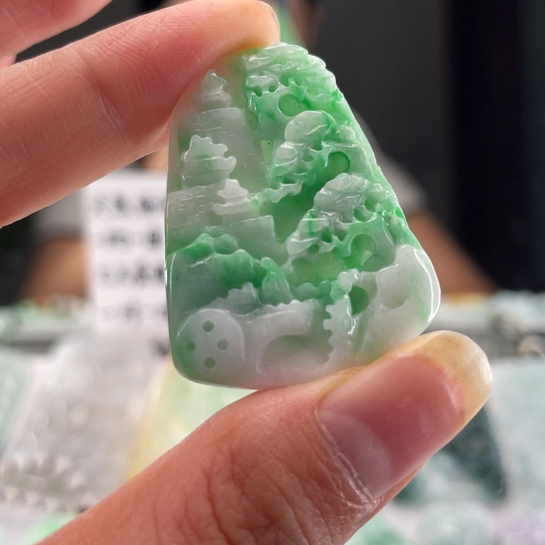 翡翠未镶嵌颈饰山水牌