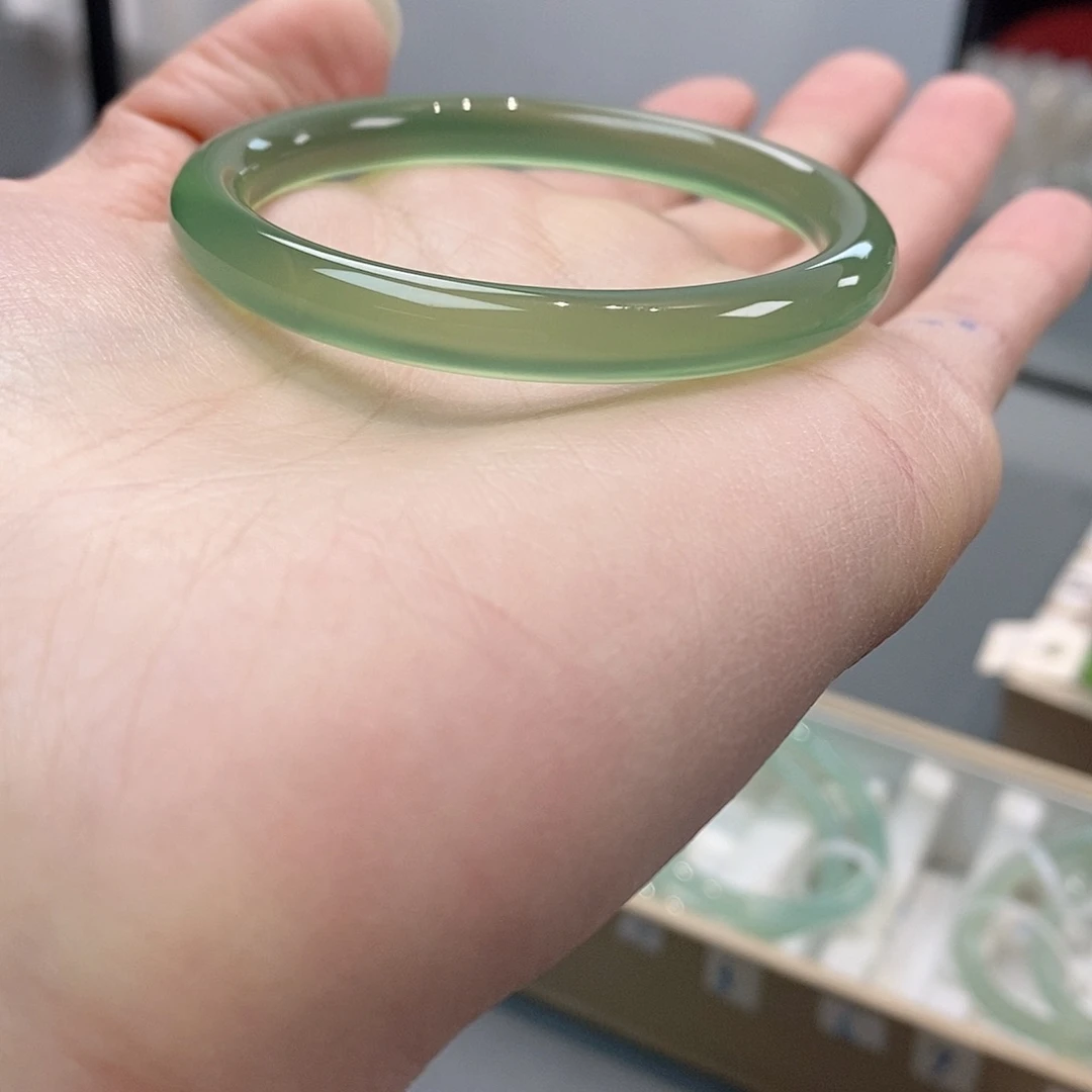 玛瑙/玉髓手镯未镶嵌七**