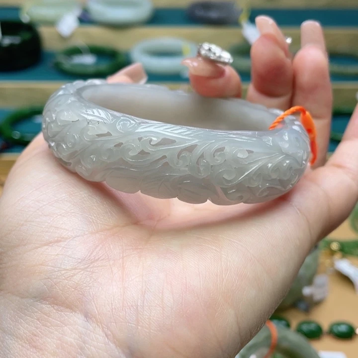 和田玉手镯57+圈口。编号61未镶嵌