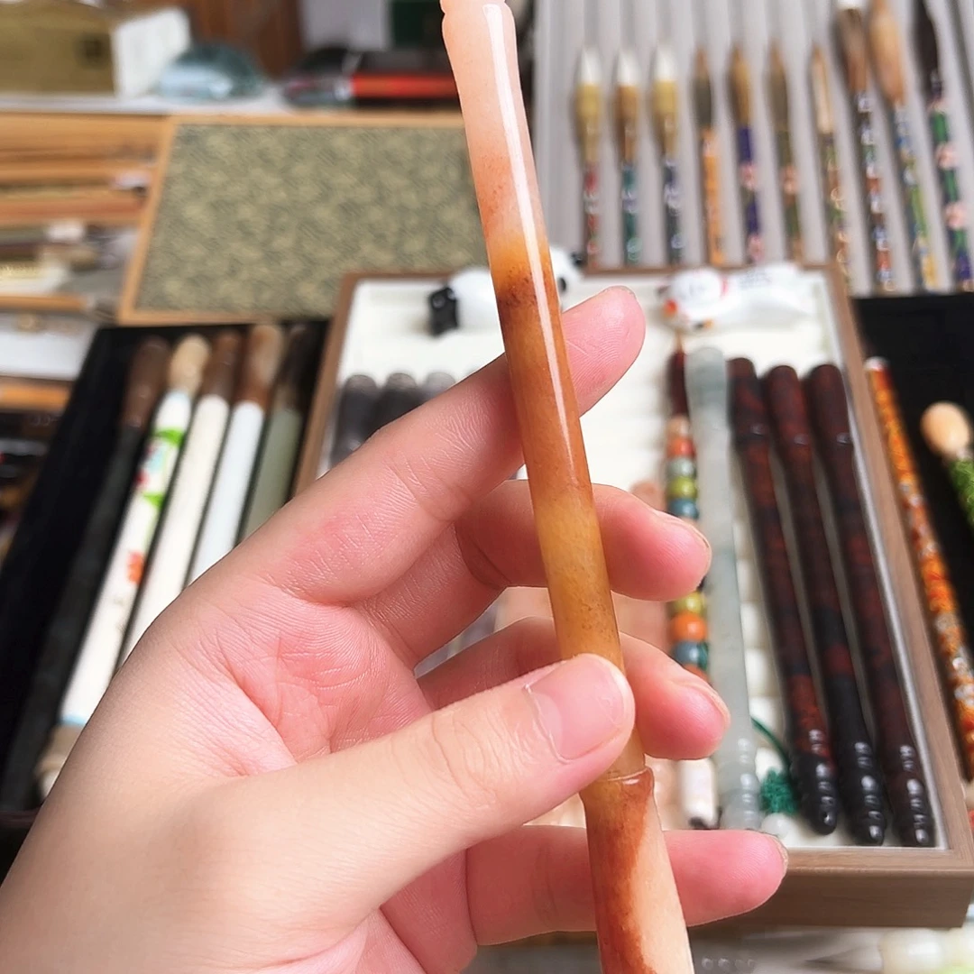 渐变鸡血玉中楷毛笔