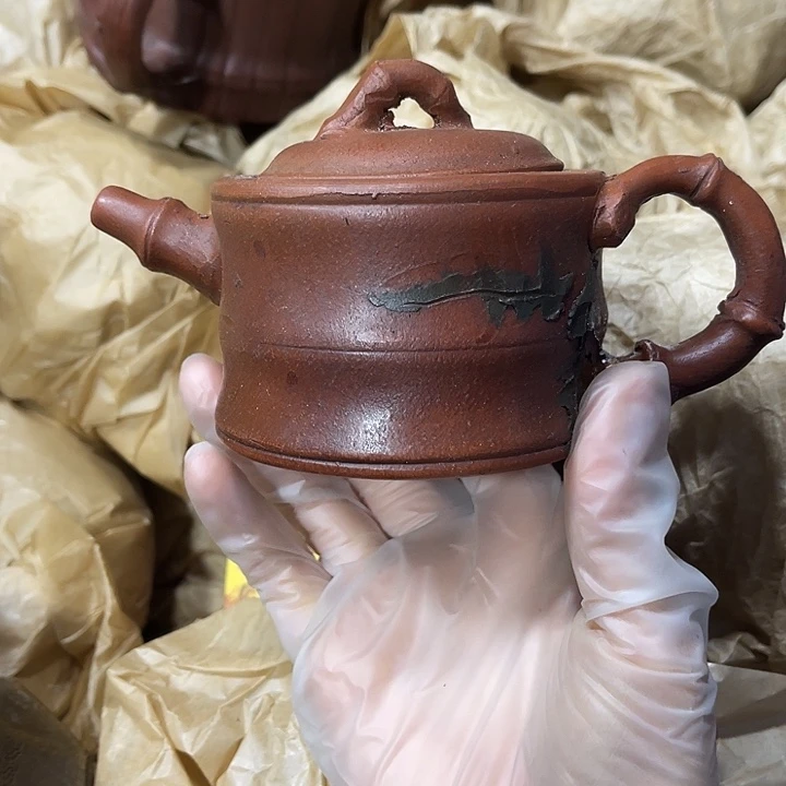 茶壶紫砂原矿泥料手工制作的一把紫砂壶。