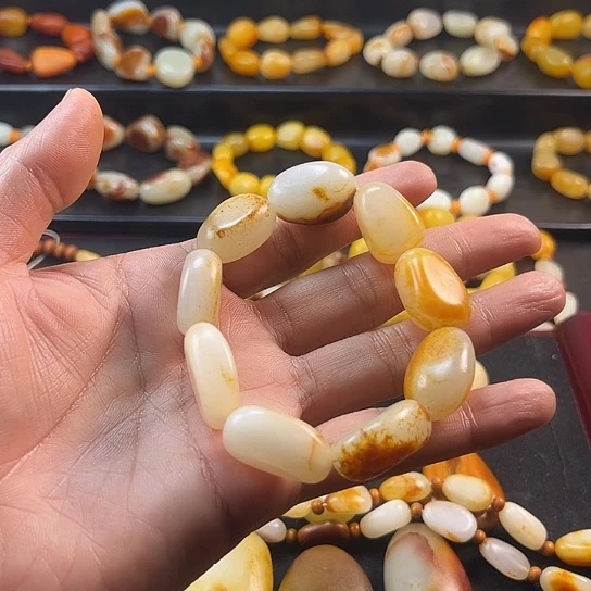 大***肉和田玉未镶嵌颈饰