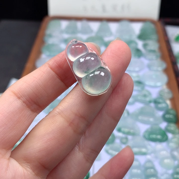 颈饰未镶嵌翡翠高冰飘花福豆