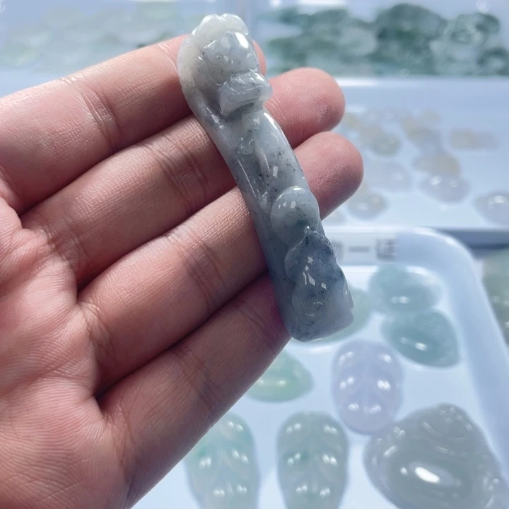 翡翠未镶嵌颈饰龙勾