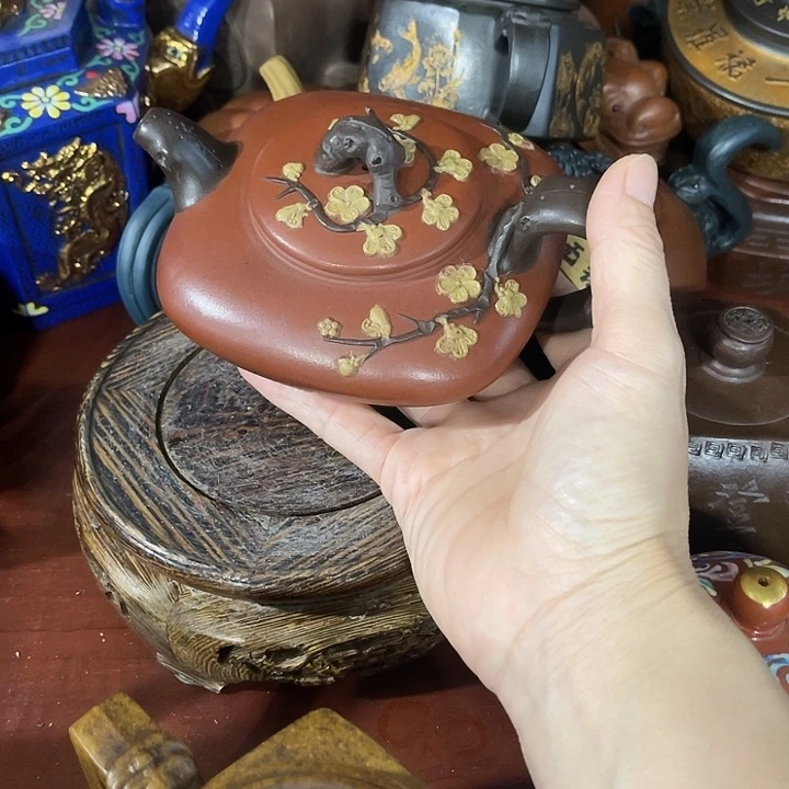 茶壶红泥原矿泥料手工制作的一把紫砂壶。