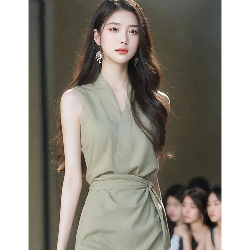 夏季新款法式高端精致设计感气质修身显瘦浅绿色褶皱收腰连衣裙女