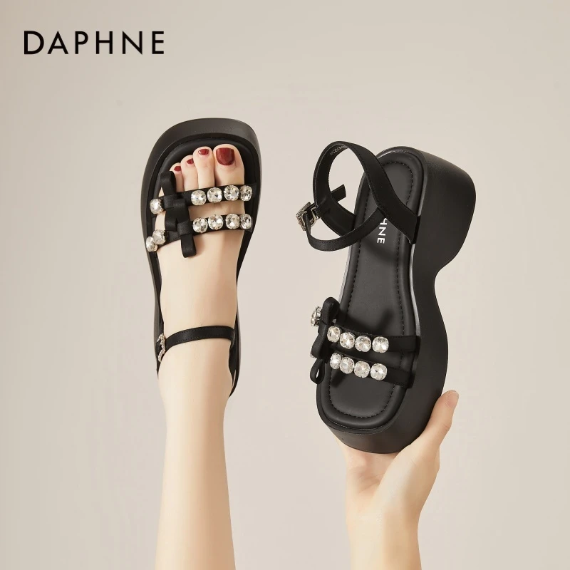 达芙妮一字带凉鞋女夏季新款酷辣风增高水钻沙滩鞋时尚露趾女鞋