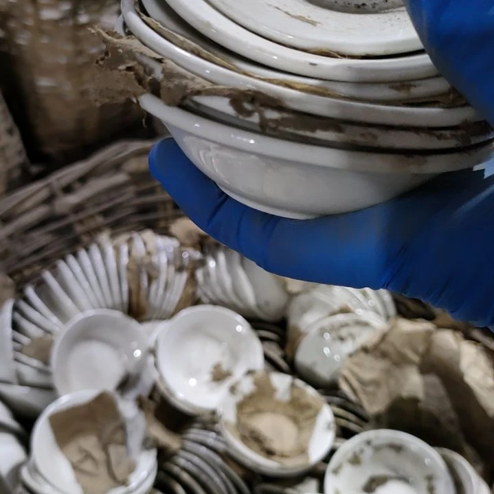 摆件盘子碗茶壶啥都有