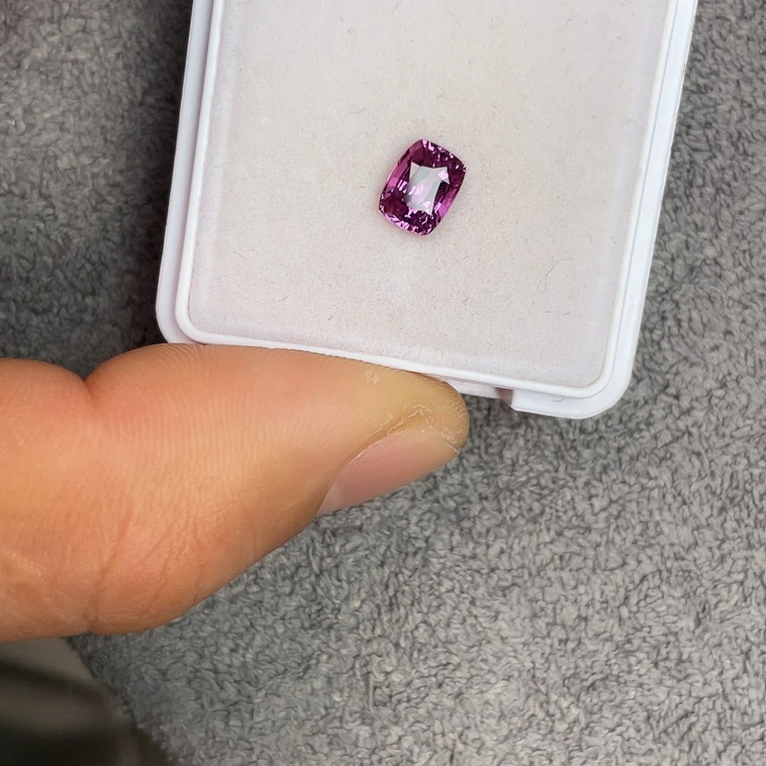 蓝宝石裸石未镶嵌1.44Ct。