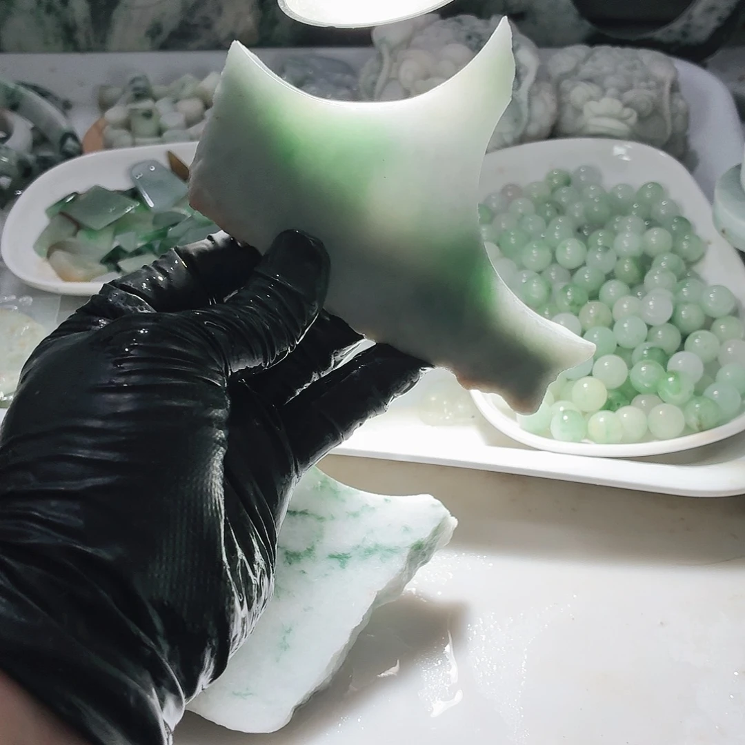 翡翠未镶嵌颈饰边角料