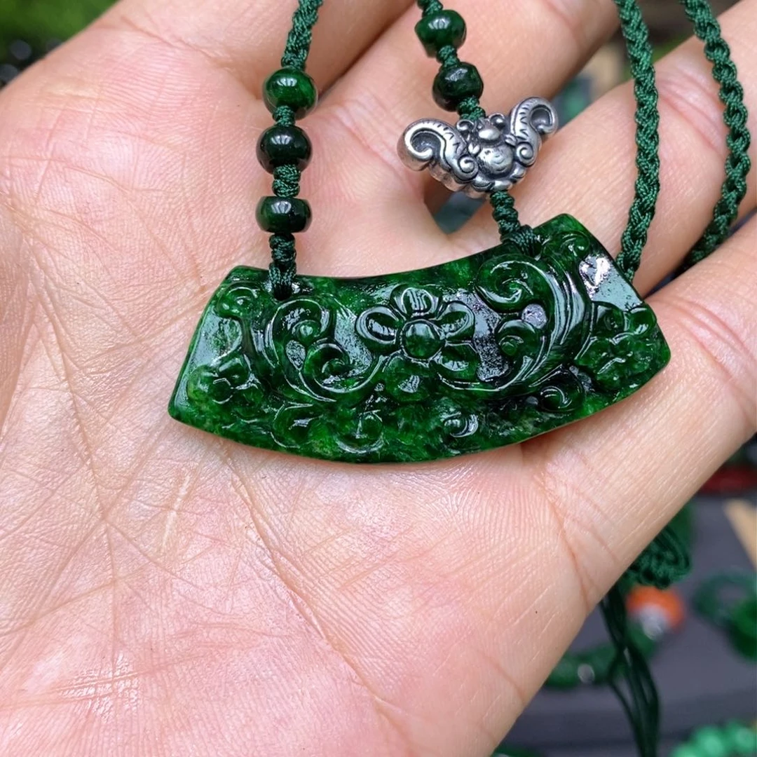 翡翠颈饰未镶嵌@****?漂亮美眉