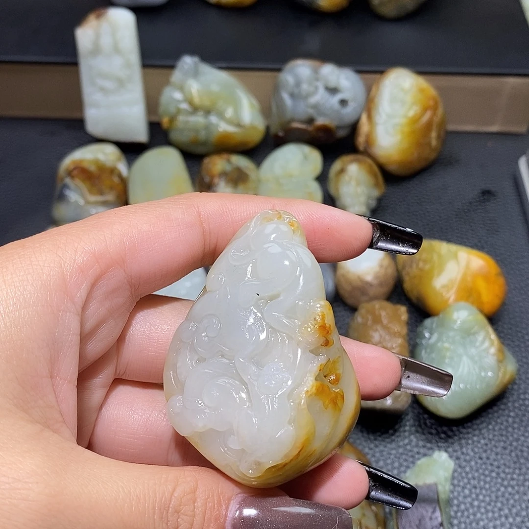 武***穆和田玉未镶嵌颈饰