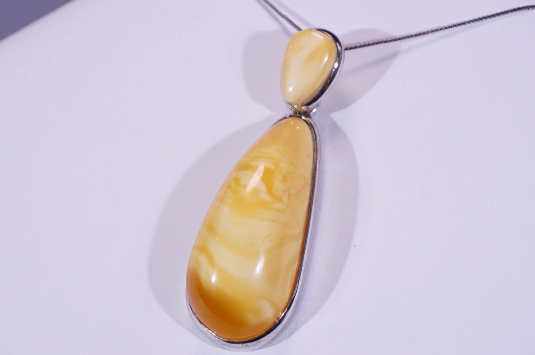 俄料蜜蜡白花蜜镶嵌吊坠 重8.1克