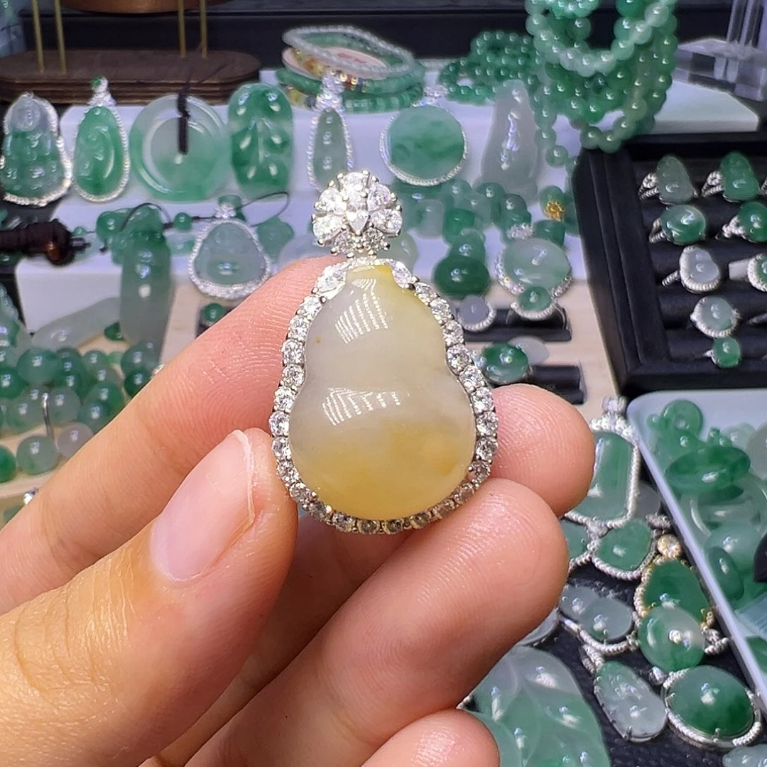 石英质玉（非洲翠）未镶嵌颈饰