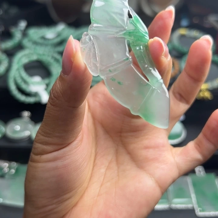 石英质玉（非洲翠）未镶嵌颈饰