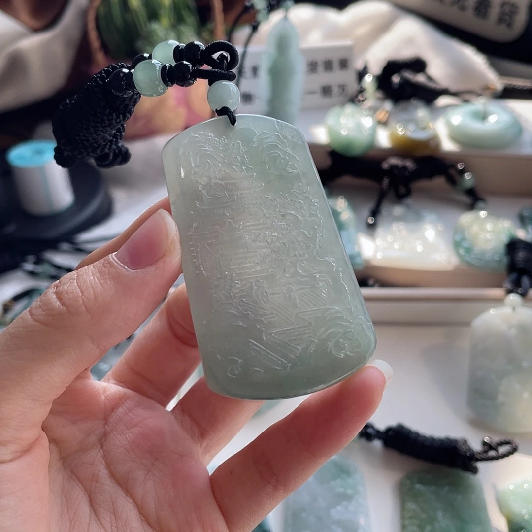 翡翠未镶嵌颈饰山水