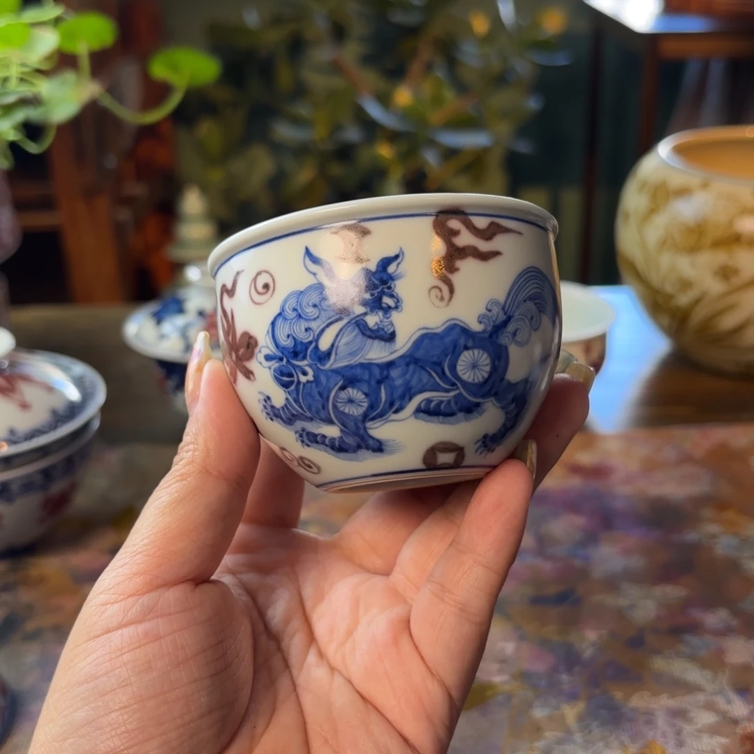 青花釉里红狮子杯杯