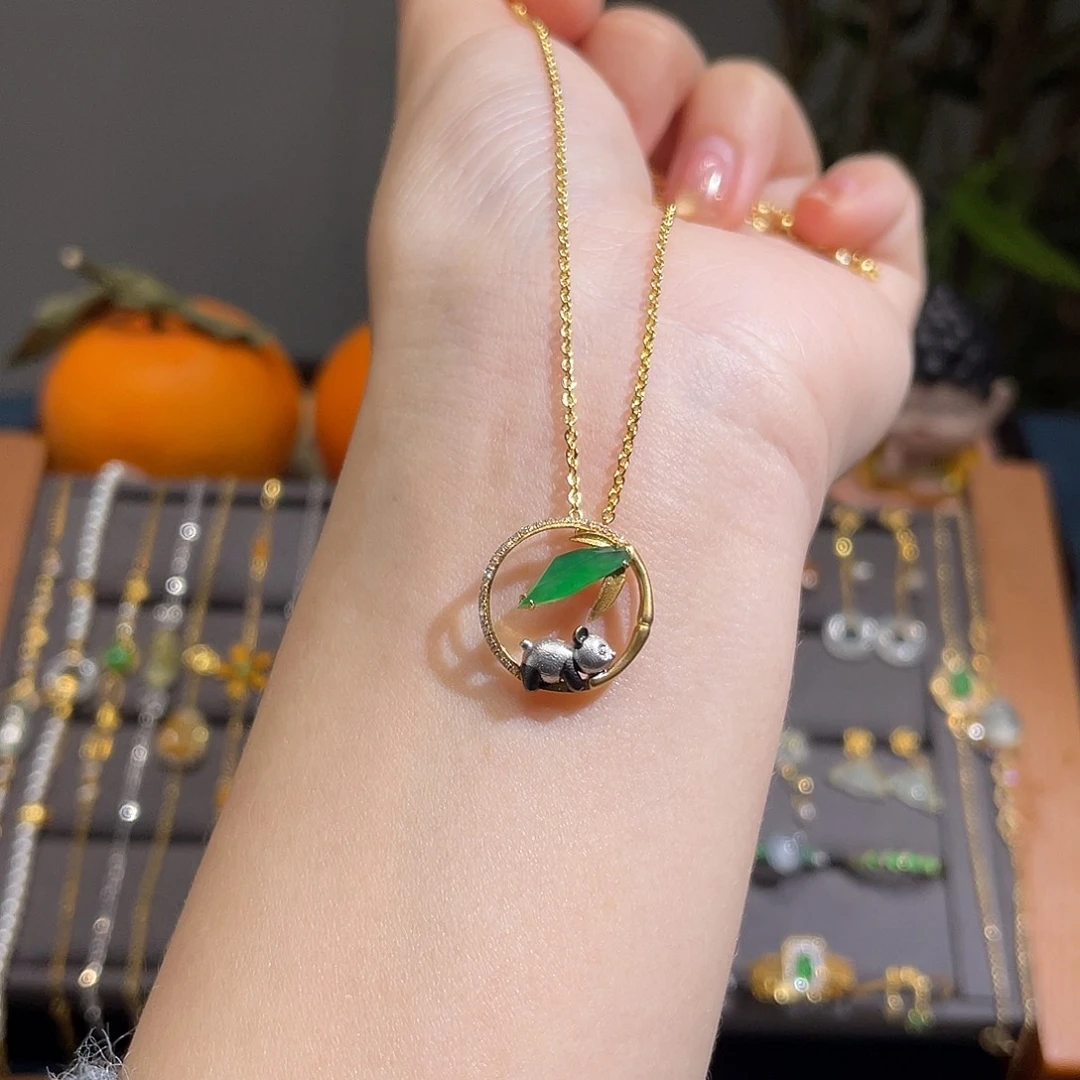 翡翠吊坠(不含链)18K金镶嵌竹林小熊猫