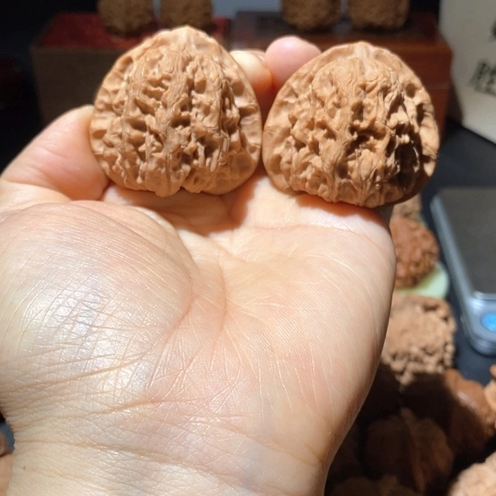 文玩核桃吊坠梨木台44修尖