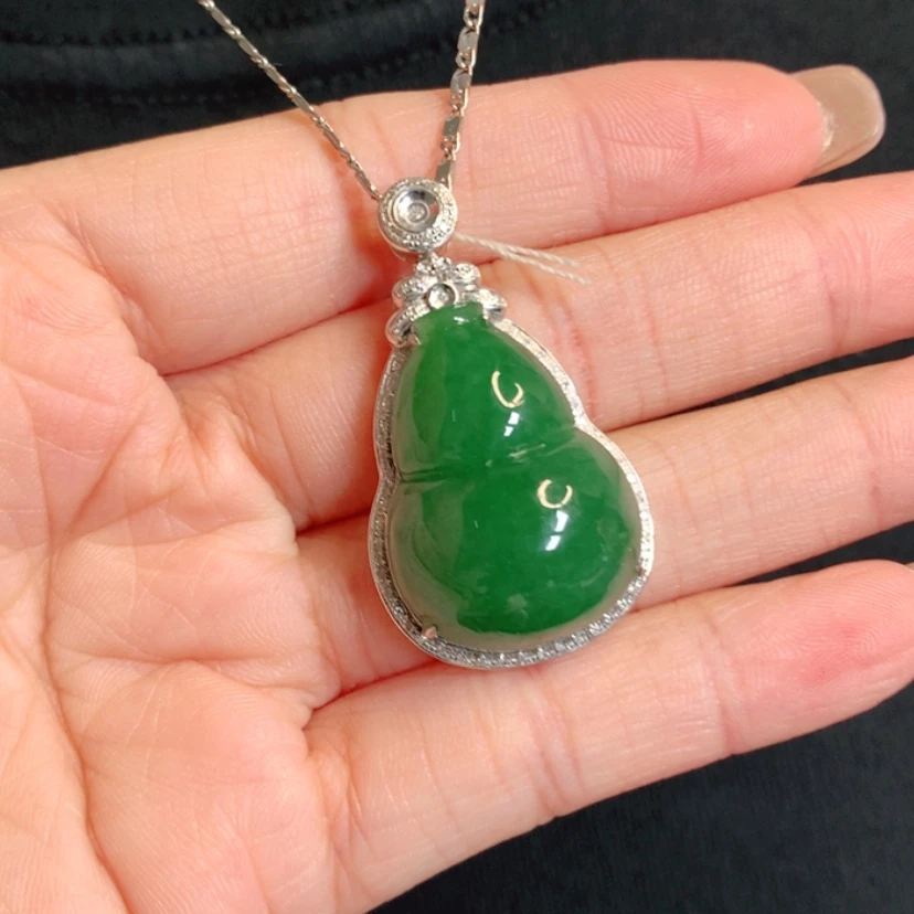 【闪购商品】颈饰18K金镶嵌翡翠葫芦