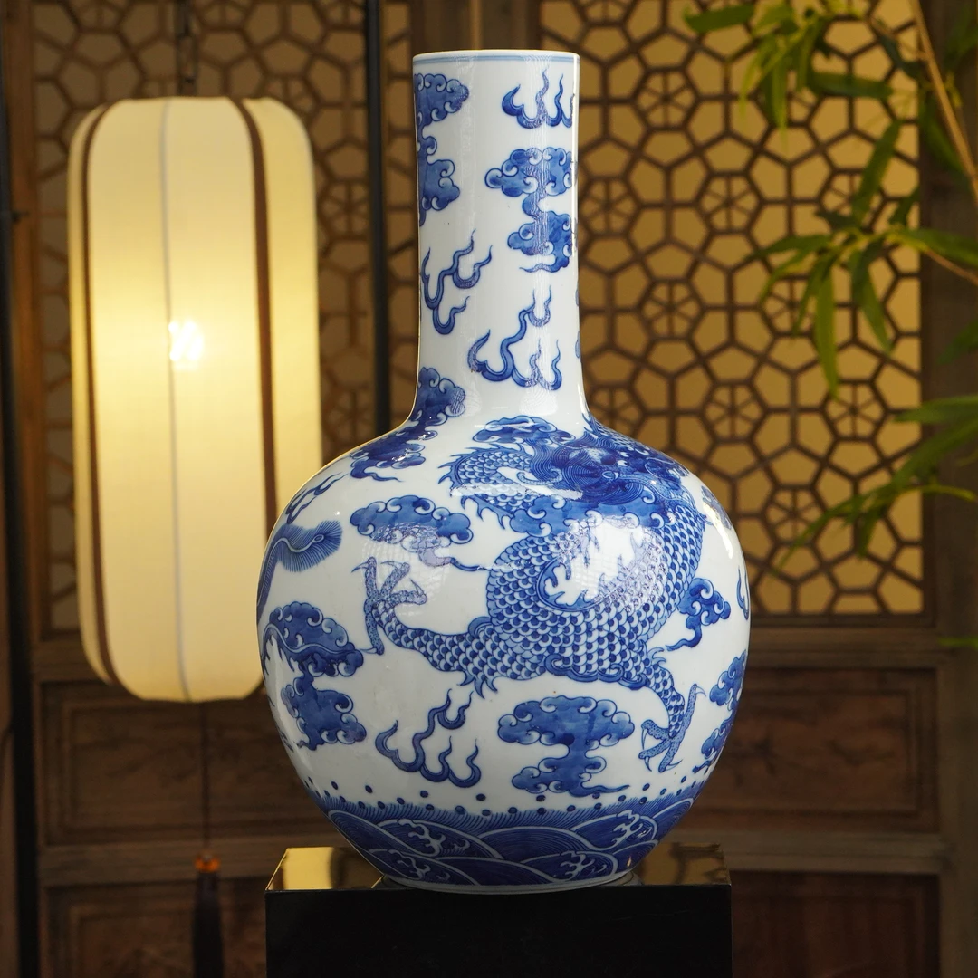 青花龙凤天球瓶（高35.3cm）