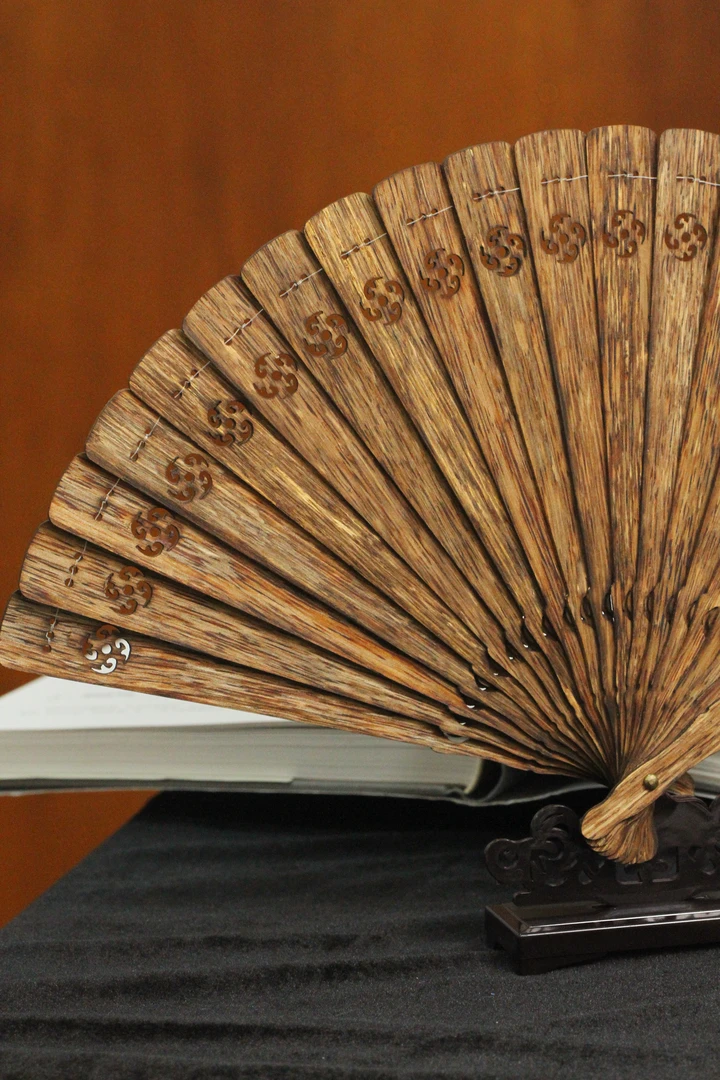 沉香扇子（天然珠宝多样性）{灵扇}