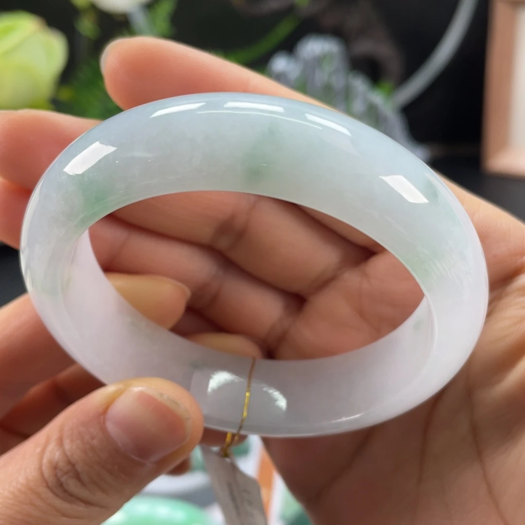 翡翠手镯未镶嵌奶**妹粉底飘绿花轮胎