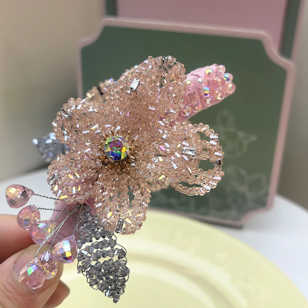 【朝露】精品水晶轻奢重工编织粉色单花气质百搭香蕉夹WM-942