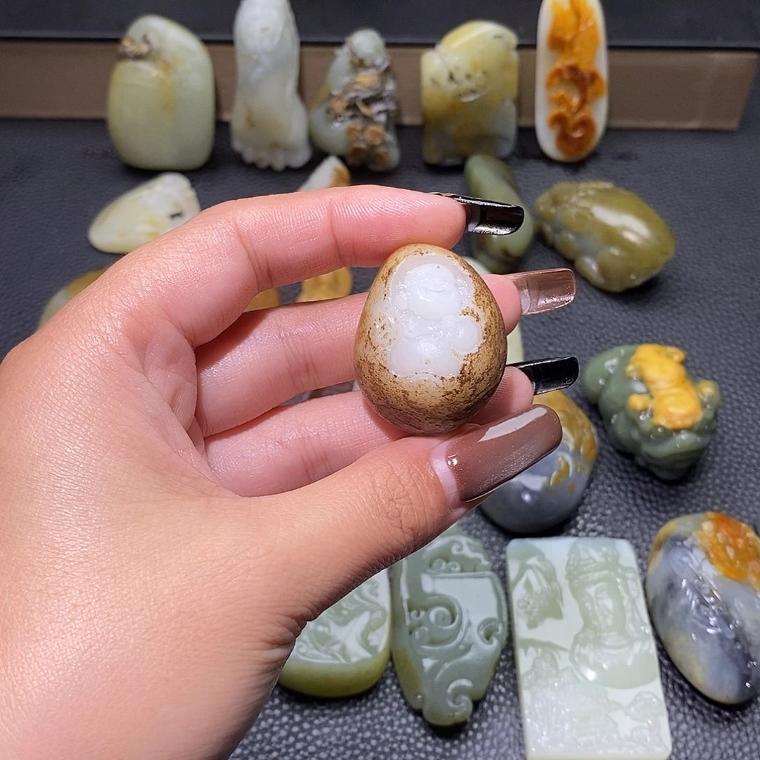 H***d和田玉未镶嵌颈饰