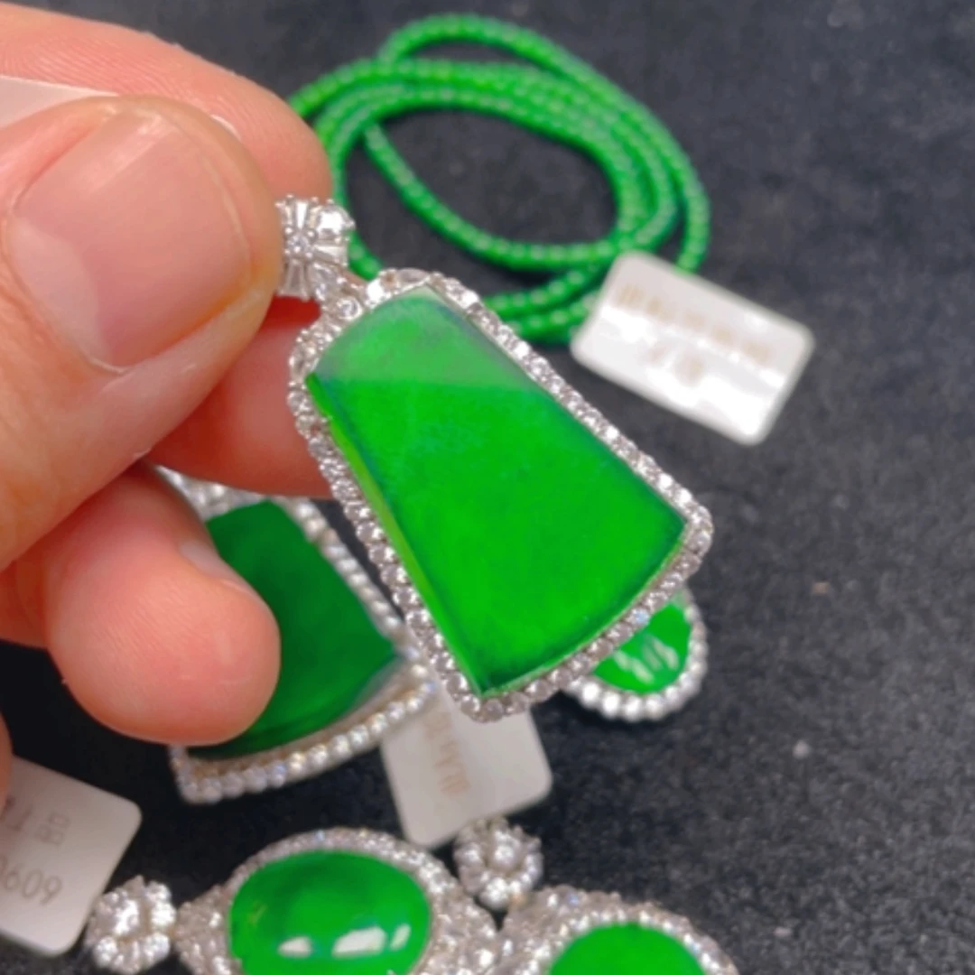 【闪购商品】颈饰银S925镶嵌翡翠吊坠