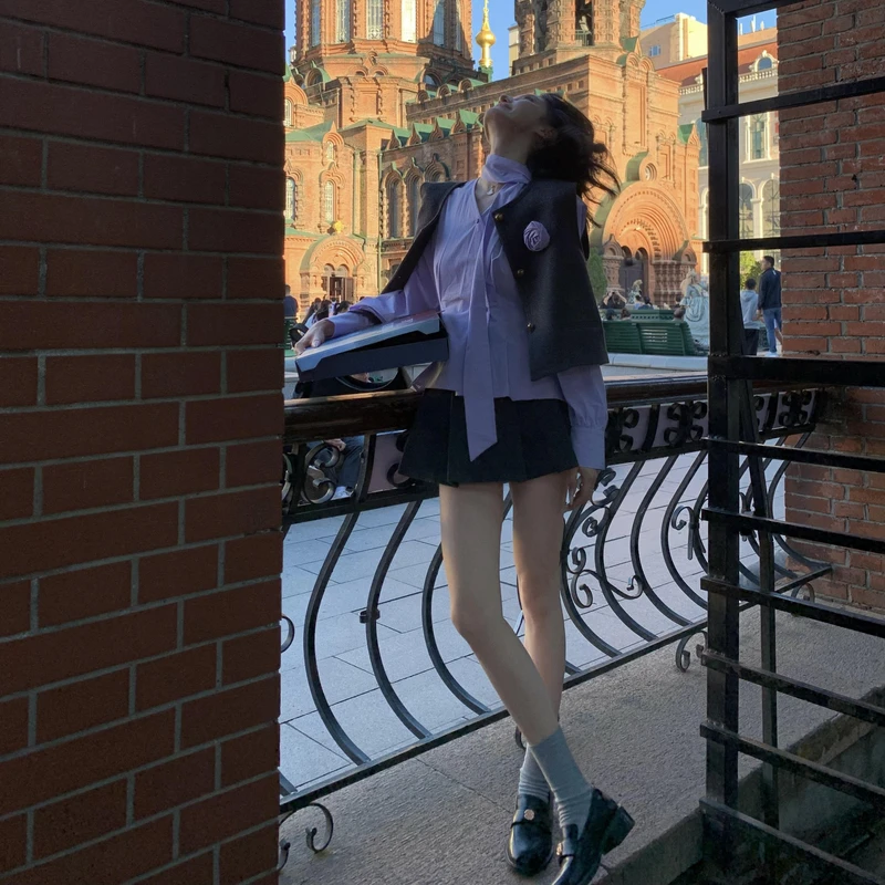 YYW汪澜的妹妹 伯克利学姐 紫罗兰系带衬衫金扣马甲女百褶裙套装