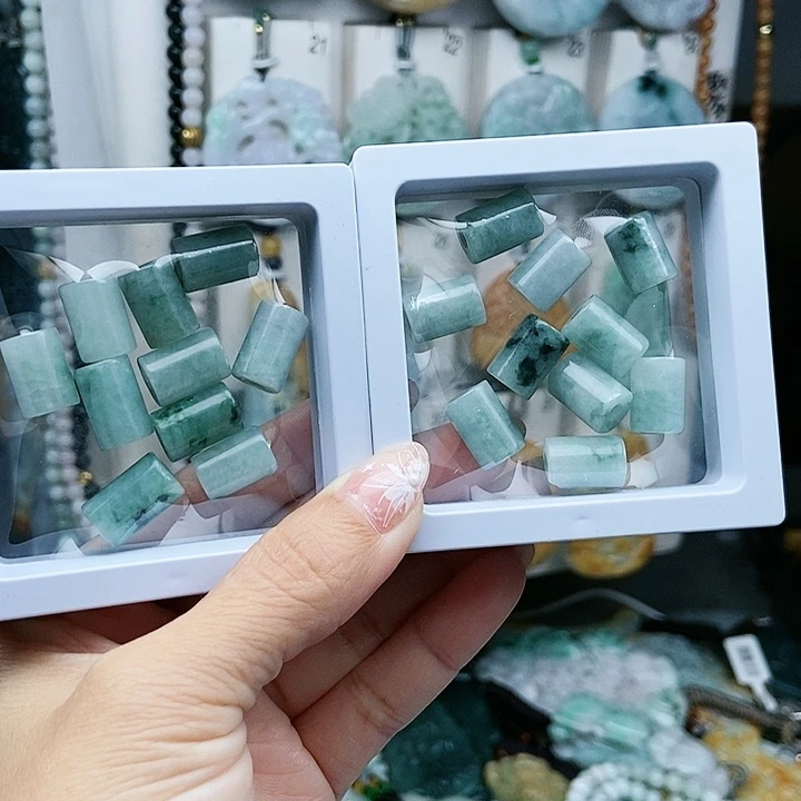 颈饰足铂镶嵌翡翠翡翠