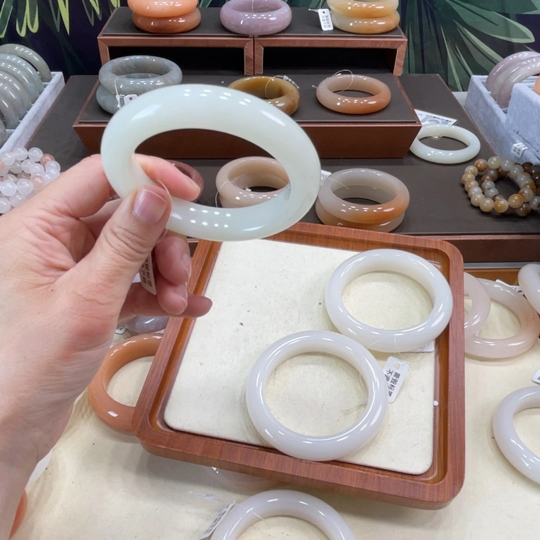 内***儿石英岩玉未镶嵌手镯