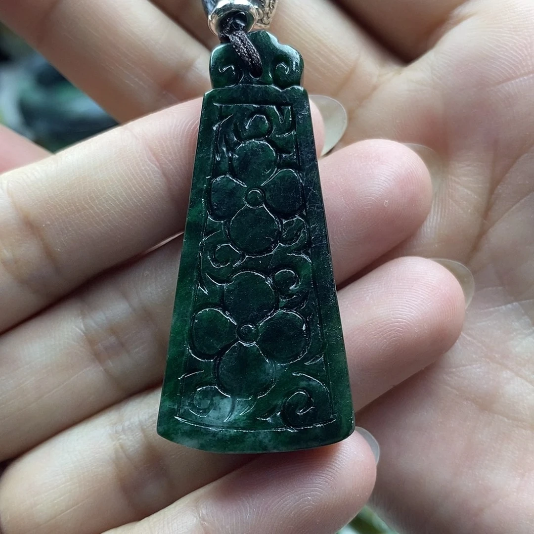 翡翠未镶嵌颈饰牌子